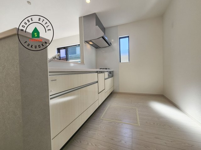 福岡市東区美和台4丁目第2-2棟（1号棟）のキッチン|ダイニングテーブルへの配膳がラクラク、お料理はかどるカウンター付きシステムキッチン！