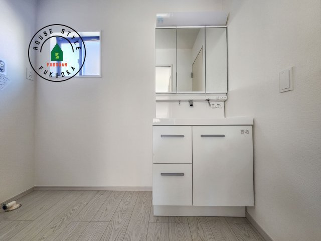 福岡市東区美和台4丁目第2-2棟（2号棟）の独立洗面台|毎日使うものだから清潔な空間を保ちたい水回り。洗面にはそんな願いを解消させてくれる収納アイデアが満載です。三面鏡の裏側にはキャビネットが現れ小物から背の高い物まで収納できます。