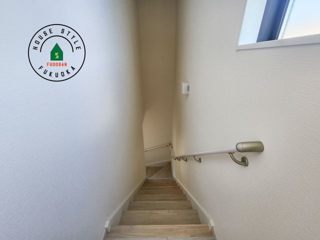 福岡市東区美和台4丁目第2-2棟（2号棟）の内装|階段からも明るい光が入ります。採光や通風も階段の重要な役割です。