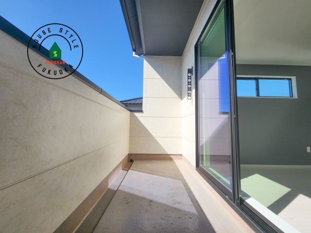 福岡市東区美和台4丁目第2-2棟（2号棟）のバルコニー|風をしっかりと感じられるバルコニーでは、毎日が洗濯日和です。広々としているので洗濯も楽しくなるでしょうし、気分転換にバルコニーからの眺めを楽しむのもいいでしょう。