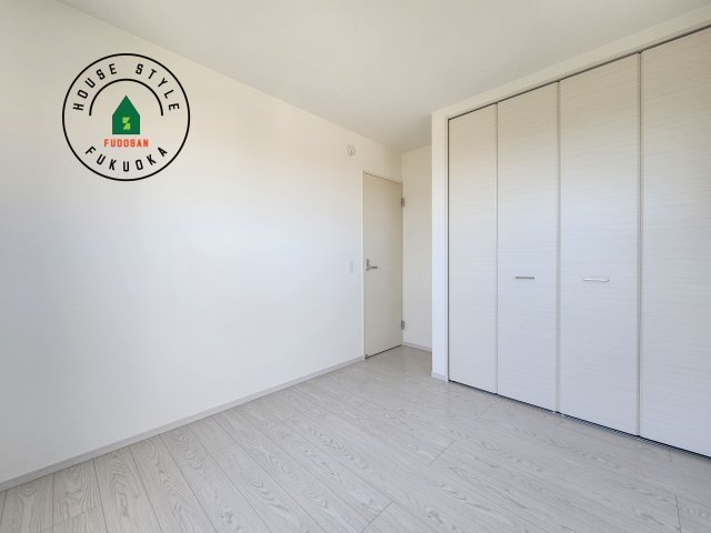 福岡市東区美和台4丁目第2-2棟（2号棟）の洋室|落ち着いた色調の洋室です。