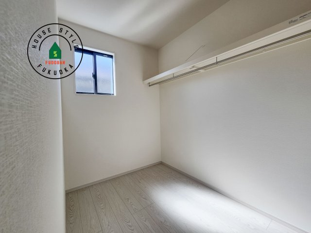 福岡市東区美和台4丁目第2-2棟（2号棟）の子供部屋|柔らかい陽光が差し込む明るいお部屋を演出する設計。彩光の取れる窓が気持ちの良いお部屋を創り上げます。