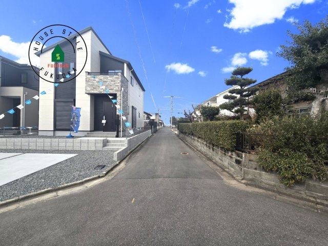 福岡市東区美和台4丁目第2-2棟（2号棟）の前面道路含む現地写真|前面道路は閑静な住宅地をはしる車通りの少ない道路。お車の出し入れが苦手なママや小さなお子様にも安心ですね。しっかり舗装もされているので、ベビーカーや自転車で通っても快適に通行できます。