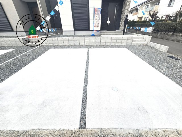 福岡市東区美和台4丁目第2-2棟（2号棟）の駐車場|広々した駐車場になります。3台並列駐車となります。
