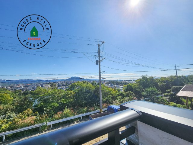 福岡市東区美和台4丁目第2-2棟（2号棟）の展望|窓から緑が見える物件も魅力的です。