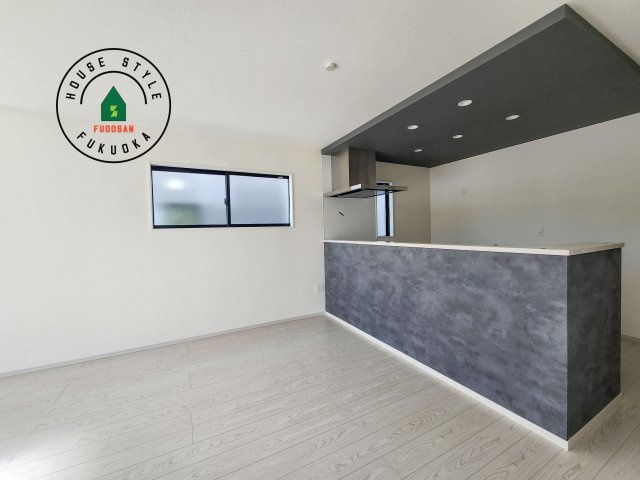 福岡市東区美和台4丁目第2-2棟（2号棟）のダイニング|キッチンから立ち込める香りが今日の料理を期待させます。