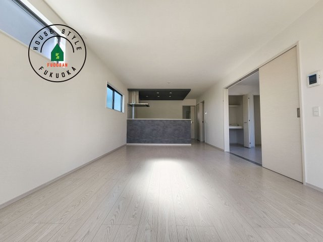 福岡市東区美和台4丁目第2-2棟（2号棟）の居間・リビング|ご家族を近くに感じられる対面キッチンのLDK。会話もはずみそうですね。