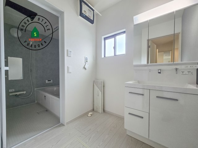 福岡市南区弥永2丁目第2-2棟（1号棟）の脱衣所|ゆとりの洗面スペースで朝の身支度もスムーズに。暮らしを快適に変えるシャワー付洗面台です！