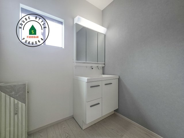 福岡市南区弥永2丁目第2-2棟（1号棟）の独立洗面台|毎日使うものだから清潔な空間を保ちたい水回り。洗面にはそんな願いを解消させてくれる収納アイデアが満載です。三面鏡の裏側にはキャビネットが現れ小物から背の高い物まで収納できます。