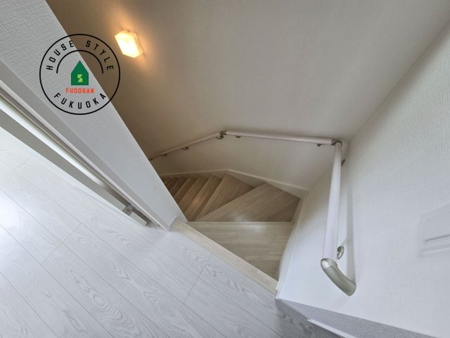 福岡市南区弥永2丁目第2-2棟（1号棟）の内装|階段からも明るい光が入ります。採光や通風も階段の重要な役割です。