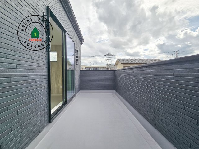 福岡市南区弥永2丁目第2-2棟（1号棟）のバルコニー|風をしっかりと感じられるバルコニーでは、毎日が洗濯日和です。広々としているので洗濯も楽しくなるでしょうし、気分転換にバルコニーからの眺めを楽しむのもいいでしょう。