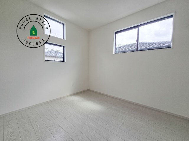 福岡市南区弥永2丁目第2-2棟（1号棟）の子供部屋|柔らかい陽光が差し込む明るいお部屋を演出する設計。彩光の取れる窓が気持ちの良いお部屋を創り上げます。