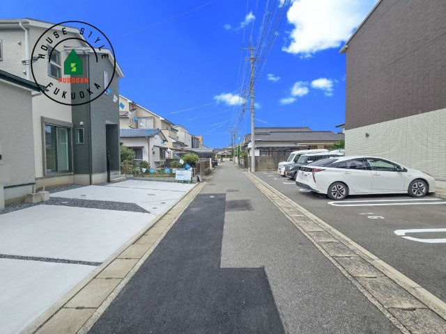 福岡市南区弥永2丁目第2-2棟（1号棟）の前面道路含む現地写真|前面道路は閑静な住宅地をはしる車通りの少ない道路。お車の出し入れが苦手なママや小さなお子様にも安心ですね。しっかり舗装もされているので、ベビーカーや自転車で通っても快適に通行できます。