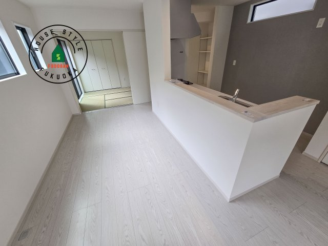 福岡市南区弥永2丁目第2-2棟（1号棟）のダイニング|キッチンから立ち込める香りが今日の料理を期待させます。