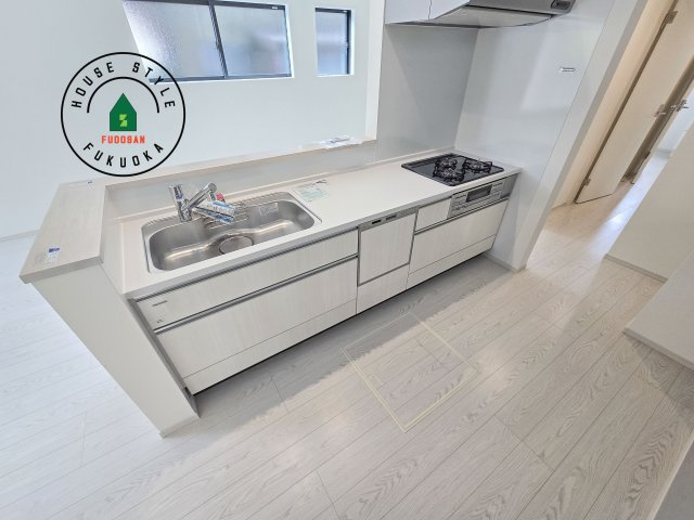 福岡市南区弥永2丁目第2-2棟（1号棟）のキッチン|ダイニングテーブルへの配膳がラクラク、お料理はかどるカウンター付きシステムキッチン！
