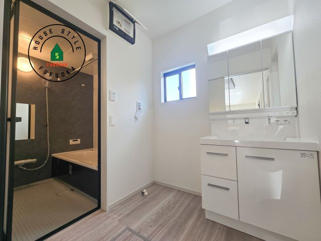 福岡市南区皿山4丁目第3-2棟（1号棟）の内観：施工例|ゆとりの洗面スペースで朝の身支度もスムーズに。暮らしを快適に変えるシャワー付洗面台です！