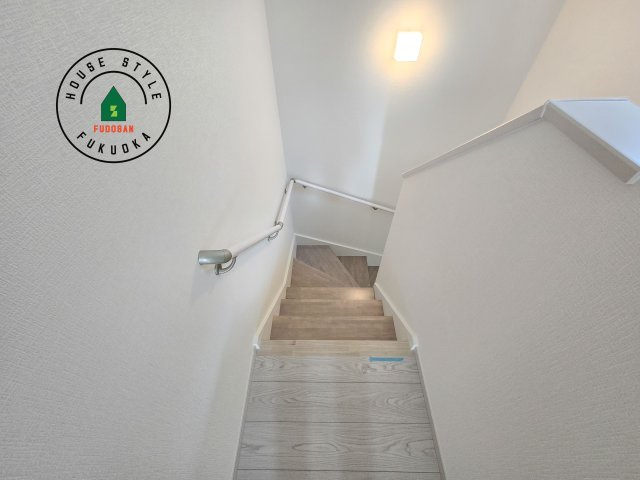 福岡市南区皿山4丁目第3-2棟（1号棟）の内観：施工例|階段からも明るい光が入ります。採光や通風も階段の重要な役割です。