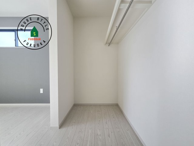 福岡市南区皿山4丁目第3-2棟（1号棟）の内観：施工例|洋服や大きな荷物が多い方や人数の多いご家族などは、一般的なクローゼットよりもウォークインクローゼットのほうが使い勝手が良いです。