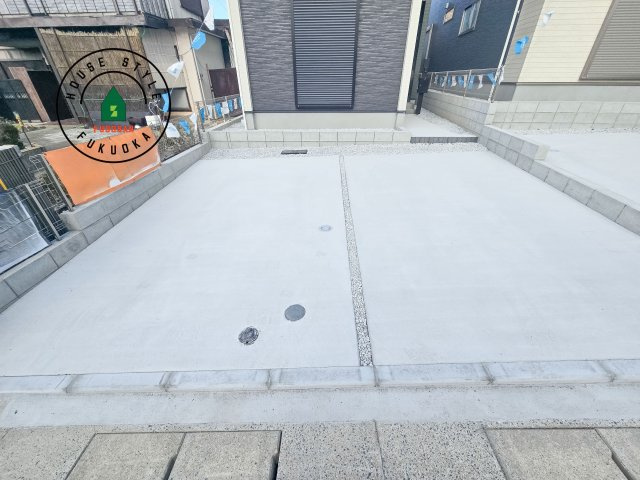 福岡市南区皿山4丁目第3-2棟（1号棟）の駐車場|広々した駐車場になります。3台並列駐車となります。