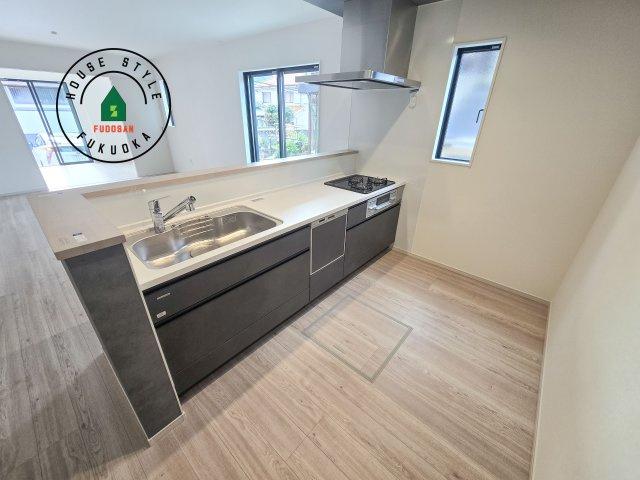 福岡市南区皿山4丁目第3-2棟（1号棟）の内観：施工例|ダイニングテーブルへの配膳がラクラク、お料理はかどるカウンター付きシステムキッチン！