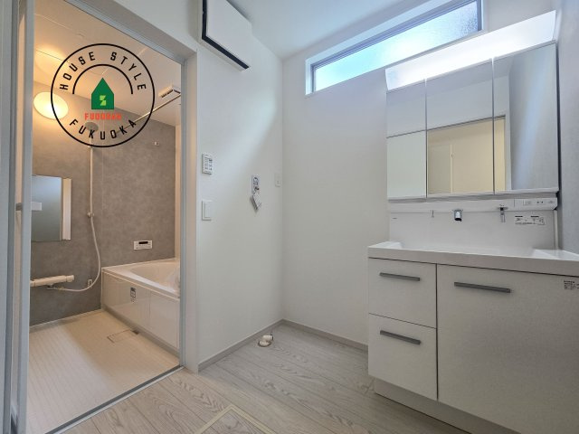 福岡市南区皿山4丁目第3-2棟（2号棟）の内観：施工例|ゆとりの洗面スペースで朝の身支度もスムーズに。暮らしを快適に変えるシャワー付洗面台です！