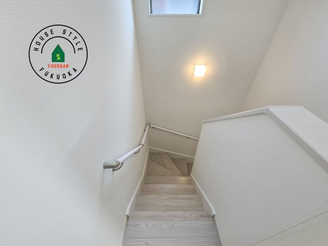 福岡市南区皿山4丁目第3-2棟（2号棟）の内観：施工例|階段からも明るい光が入ります。採光や通風も階段の重要な役割です。