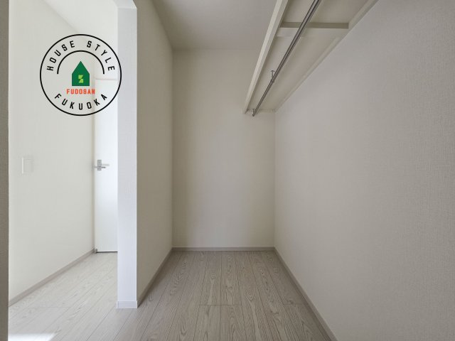 福岡市南区皿山4丁目第3-2棟（2号棟）の内観：施工例|洋服や大きな荷物が多い方や人数の多いご家族などは、一般的なクローゼットよりもウォークインクローゼットのほうが使い勝手が良いです。