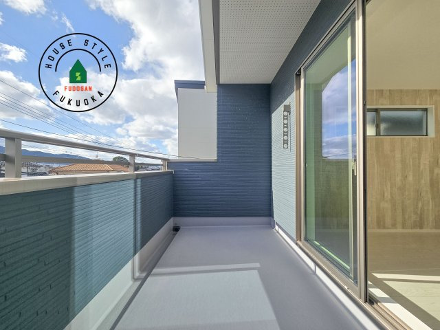 福岡市南区皿山4丁目第3-2棟（2号棟）の外観：施工例|風をしっかりと感じられるバルコニーでは、毎日が洗濯日和です。広々としているので洗濯も楽しくなるでしょうし、気分転換にバルコニーからの眺めを楽しむのもいいでしょう。