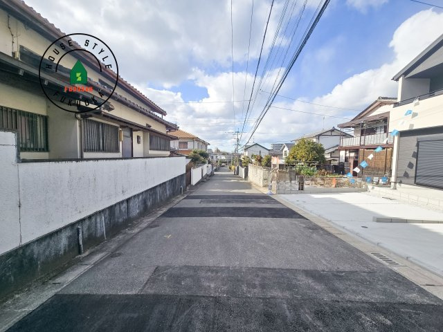 福岡市南区皿山4丁目第3-2棟（2号棟）の前面道路含む現地写真|前面道路は閑静な住宅地をはしる車通りの少ない道路。お車の出し入れが苦手なママや小さなお子様にも安心ですね。しっかり舗装もされているので、ベビーカーや自転車で通っても快適に通行できます。