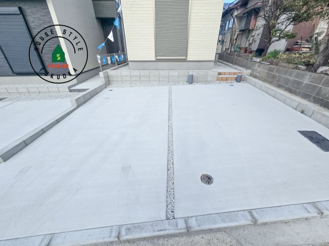 福岡市南区皿山4丁目第3-2棟（2号棟）の駐車場|広々した駐車場になります。3台並列駐車となります。