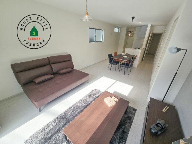 福岡市南区皿山4丁目第3-2棟（2号棟）の内観：施工例|ご家族を近くに感じられる対面キッチンのLDK。会話もはずみそうですね。