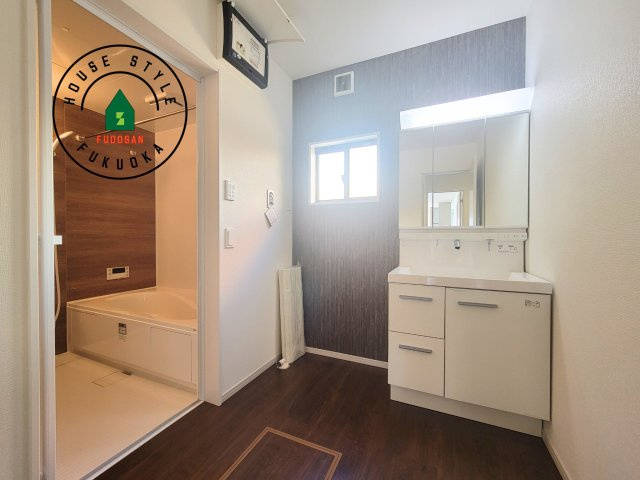 福岡市西区今津第14-4棟（3号棟）の脱衣所|ゆとりの洗面スペースで朝の身支度もスムーズに。暮らしを快適に変えるシャワー付洗面台です！