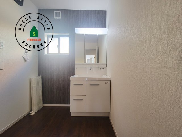 福岡市西区今津第14-4棟（3号棟）の独立洗面台|毎日使うものだから清潔な空間を保ちたい水回り。洗面にはそんな願いを解消させてくれる収納アイデアが満載です。三面鏡の裏側にはキャビネットが現れ小物から背の高い物まで収納できます。