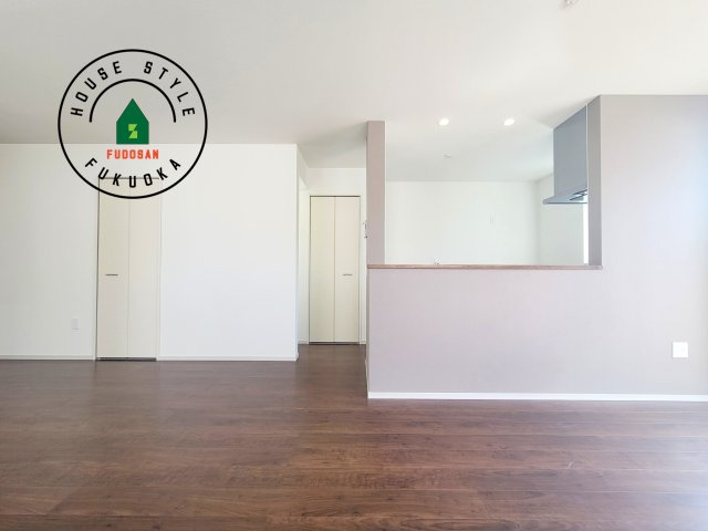 福岡市西区今津第14-4棟（3号棟）の居間・リビング|キッチンからリビングをしっかり確認できます。家族の笑顔があふれる空間になりそうですね。