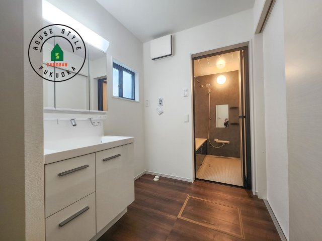 福岡市城南区友丘5丁目第1-1棟（1号棟）の脱衣所|ゆとりの洗面スペースで朝の身支度もスムーズに。暮らしを快適に変えるシャワー付洗面台です！