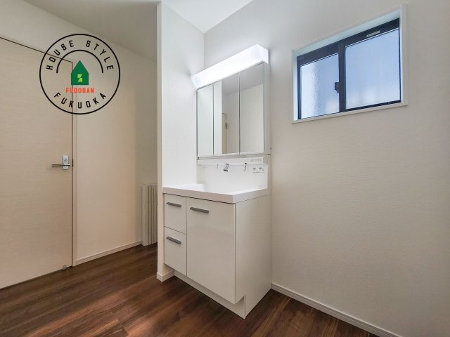 福岡市城南区友丘5丁目第1-1棟（1号棟）の独立洗面台|毎日使うものだから清潔な空間を保ちたい水回り。洗面にはそんな願いを解消させてくれる収納アイデアが満載です。三面鏡の裏側にはキャビネットが現れ小物から背の高い物まで収納できます。