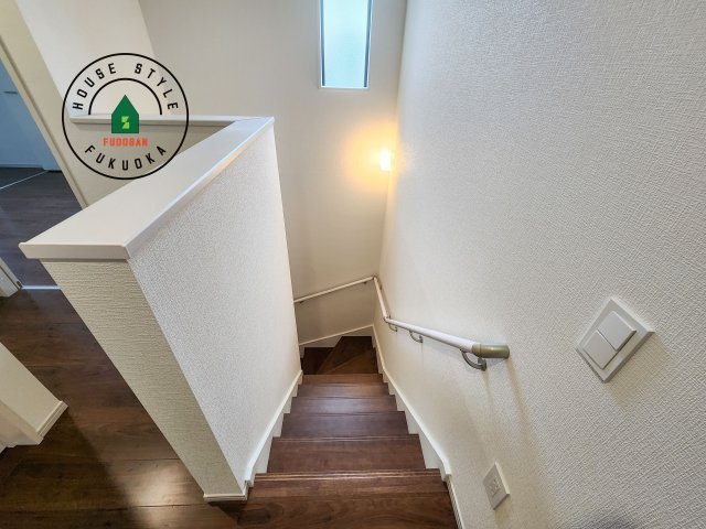 福岡市城南区友丘5丁目第1-1棟（1号棟）の内装|階段からも明るい光が入ります。採光や通風も階段の重要な役割です。