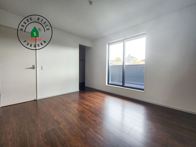 福岡市城南区友丘5丁目第1-1棟（1号棟）の寝室|主寝室には収納力に優れたクローゼットがありますので、お部屋もすっきり片付きます。