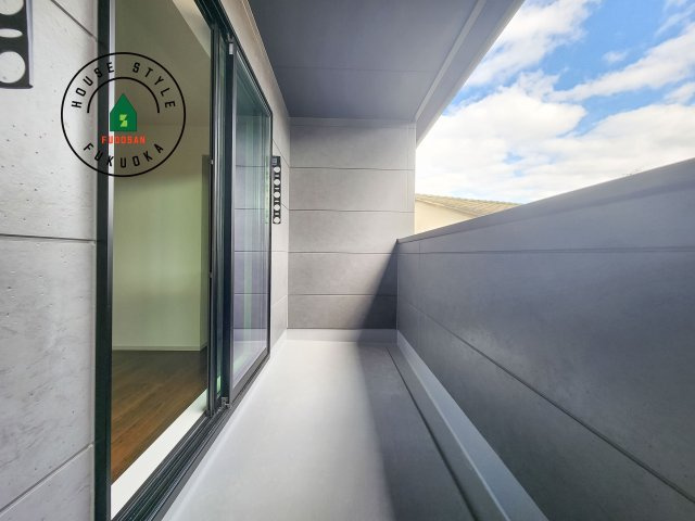 福岡市城南区友丘5丁目第1-1棟（1号棟）のバルコニー|風をしっかりと感じられるバルコニーでは、毎日が洗濯日和です。広々としているので洗濯も楽しくなるでしょうし、気分転換にバルコニーからの眺めを楽しむのもいいでしょう。