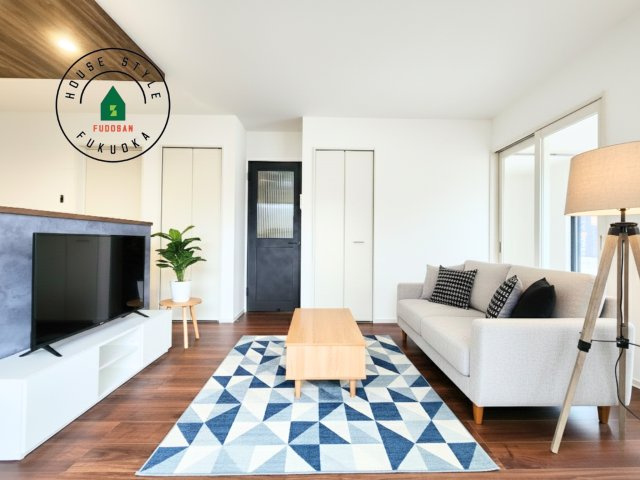 福岡市城南区友丘5丁目第1-1棟（1号棟）の居間・リビング|明るく開放的なリビングダイニングは豊かな陽光が注ぎ込み、やすらぎの空間を演出してくれます。ご家族で楽しいひとときをお過ごし下さい。※家具はCGを合成したものです。