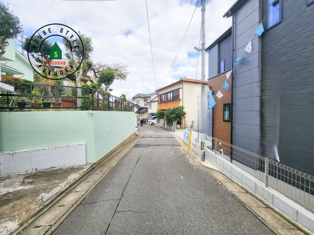 福岡市城南区友丘5丁目第1-1棟（1号棟）の前面道路含む現地写真|前面道路は閑静な住宅地をはしる車通りの少ない道路。お車の出し入れが苦手なママや小さなお子様にも安心ですね。しっかり舗装もされているので、ベビーカーや自転車で通っても快適に通行できます。