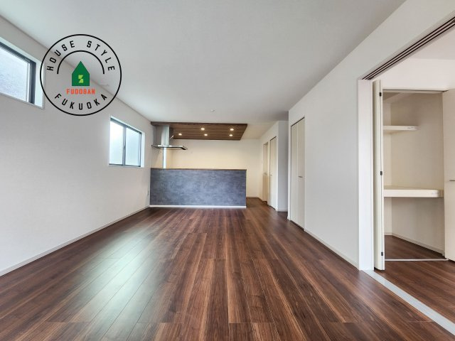 福岡市城南区友丘5丁目第1-1棟（1号棟）の居間・リビング|ご家族を近くに感じられる対面キッチンのLDK。会話もはずみそうですね。