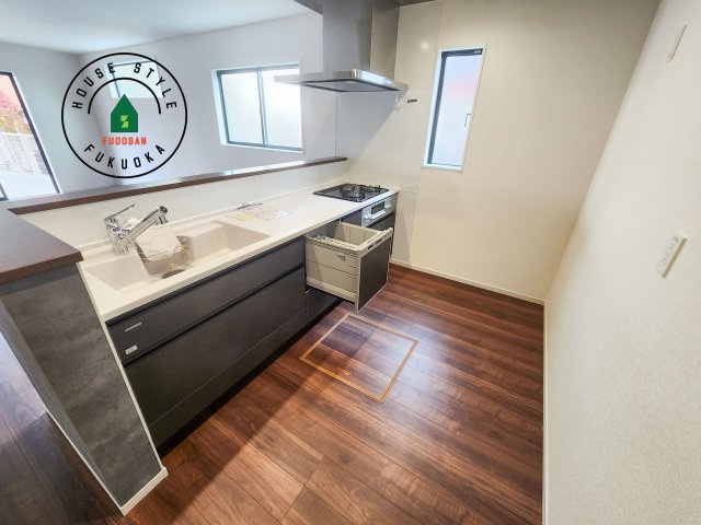 福岡市城南区友丘5丁目第1-1棟（1号棟）のキッチン|ダイニングテーブルへの配膳がラクラク、お料理はかどるカウンター付きシステムキッチン！