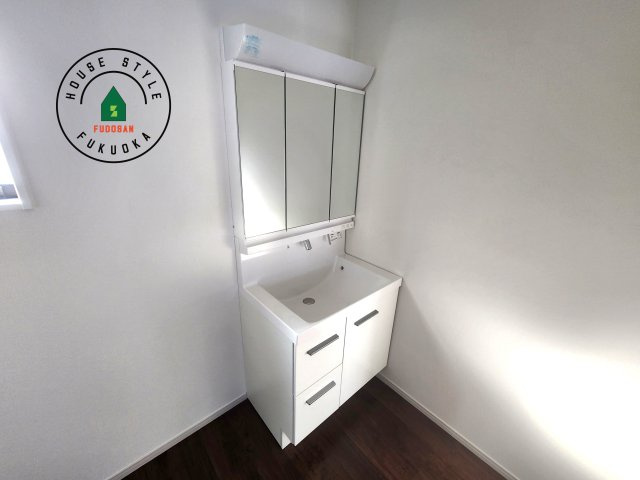 福岡市城南区堤1丁目第3-2棟（2号棟）の内観：施工例|毎日使うものだから清潔な空間を保ちたい水回り。洗面にはそんな願いを解消させてくれる収納アイデアが満載です。三面鏡の裏側にはキャビネットが現れ小物から背の高い物まで収納できます。