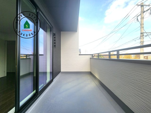 福岡市城南区堤1丁目第3-2棟（2号棟）の外観：施工例|風をしっかりと感じられるバルコニーでは、毎日が洗濯日和です。広々としているので洗濯も楽しくなるでしょうし、気分転換にバルコニーからの眺めを楽しむのもいいでしょう。