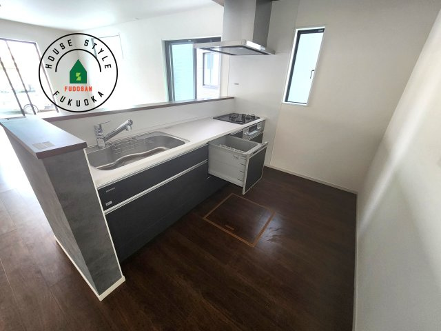 福岡市城南区堤1丁目第3-2棟（2号棟）の内観：施工例|ダイニングテーブルへの配膳がラクラク、お料理はかどるカウンター付きシステムキッチン！