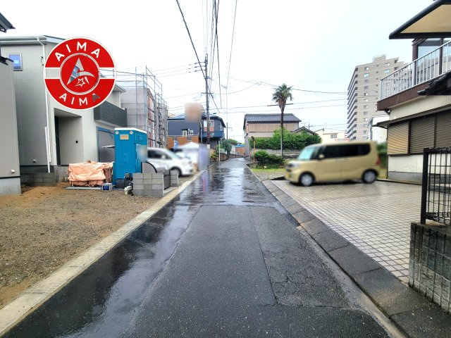 糸島市前原中央3丁目第1-3棟（1号棟）の前面道路含む現地写真|前面道路は閑静な住宅地をはしる車通りの少ない道路。お車の出し入れが苦手なママや小さなお子様にも安心ですね。しっかり舗装もされているので、ベビーカーや自転車で通っても快適に通行できます。