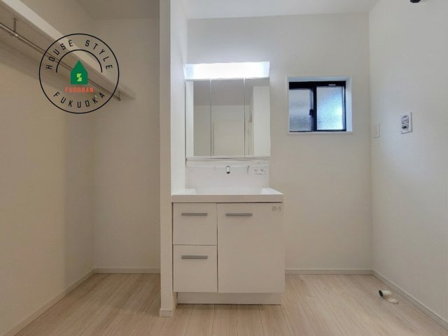 糸島市前原中央3丁目第1-3棟（2号棟）の内観：施工例|毎日使うものだから清潔な空間を保ちたい水回り。洗面にはそんな願いを解消させてくれる収納アイデアが満載です。三面鏡の裏側にはキャビネットが現れ小物から背の高い物まで収納できます。