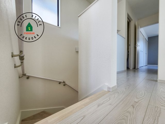 糸島市前原中央3丁目第1-3棟（2号棟）の内観：施工例|階段からも明るい光が入ります。採光や通風も階段の重要な役割です。