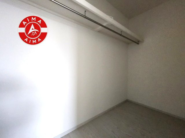 糸島市前原中央3丁目第1-3棟（2号棟）の収納|洋服や大きな荷物が多い方や人数の多いご家族などは、一般的なクローゼットよりもウォークインクローゼットのほうが使い勝手が良いです。